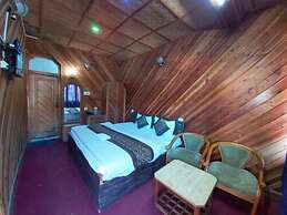 Goroomgo Lake View Mall Road Nainital