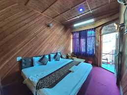 Goroomgo Lake View Mall Road Nainital