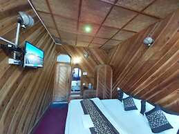 Goroomgo Lake View Mall Road Nainital