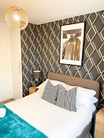 Tudors eSuites Luxury House Garden
