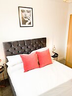 Tudors eSuites Luxury House Garden