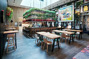 citizenM Los Angeles Downtown