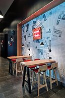 citizenM Los Angeles Downtown