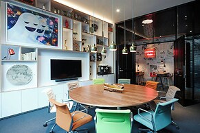 citizenM Los Angeles Downtown