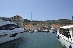 Sea-view Apartment - Sleeps 4, Parking & Balcony