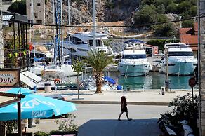 Sea-view Apartment - Sleeps 4, Parking & Balcony