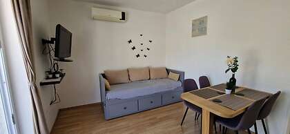 Sea-view Apartment - Sleeps 4, Parking & Balcony