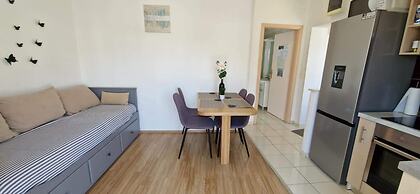 Sea-view Apartment - Sleeps 4, Parking & Balcony