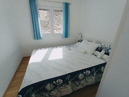 Sea-view Apartment - Sleeps 4, Parking & Balcony