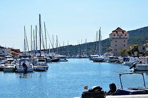 Sea-view Apartment - Sleeps 4, Parking & Balcony