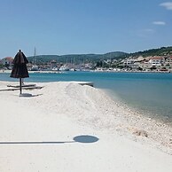 Sea-view Apartment - Sleeps 4, Parking & Balcony