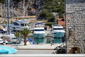 Sea-view Apartment - Sleeps 4, Parking & Balcony