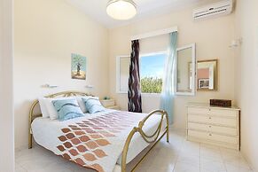 Villa Amorossa with Garden View & Shared Pool by Konnect, Roda Corfu