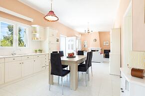 Villa Amorossa with Garden View & Shared Pool by Konnect, Roda Corfu