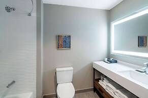 La Quinta Inn & Suites by Wyndham Nashville Downtown / Stadium