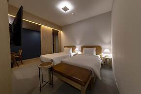 Hound Hotel Signature