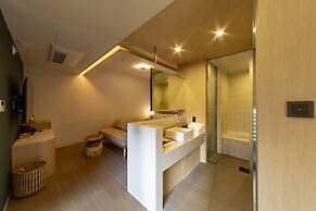 Hound Hotel Signature