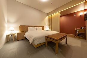 Hound Hotel Signature