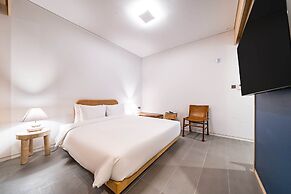 Hound Hotel Signature