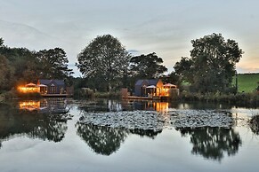 Willow Lodge At Bridge Lake Farm & Fishery