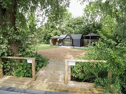 Willow Lodge At Bridge Lake Farm & Fishery