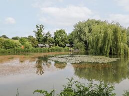 Acorn Lodge At Bridge Lake Farm & Fishery
