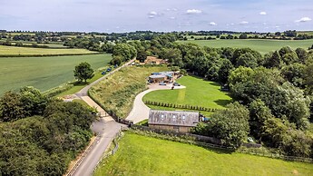 Acorn Lodge At Bridge Lake Farm & Fishery