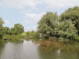 Acorn Lodge At Bridge Lake Farm & Fishery