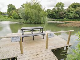 Acorn Lodge At Bridge Lake Farm & Fishery