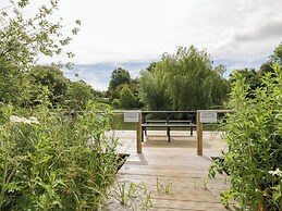 Acorn Lodge At Bridge Lake Farm & Fishery