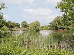 Acorn Lodge At Bridge Lake Farm & Fishery