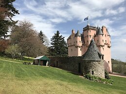 South Mains Cottage - Craigievar Castle