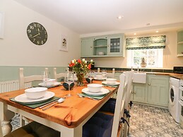 South Mains Cottage - Craigievar Castle