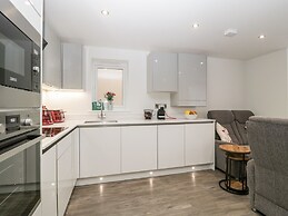 Flat 2, 38 Preston Road