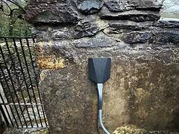 Yr Hen Ysgol, The Old School