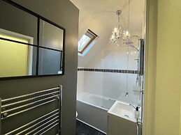 Yr Hen Ysgol, The Old School