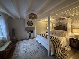 Coupling Cottage