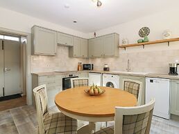 Pear Cottage - Priorwood Garden