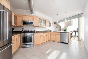 Upscale 3BR Penthouse by CozySuites