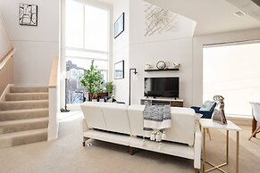 Upscale 3BR Penthouse by CozySuites