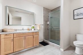 Upscale 3BR Penthouse by CozySuites