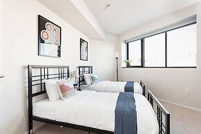 Upscale 3BR Penthouse by CozySuites