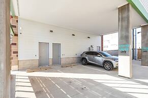 Upscale 3BR Penthouse by CozySuites