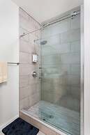 Upscale 3BR Penthouse by CozySuites