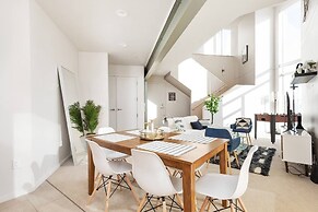 Upscale 3BR Penthouse by CozySuites