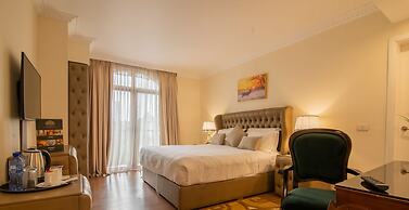 The Grand Palace Hotel