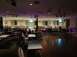 3 Bedroom Caravan, Sleeps 8, at Parkdean Newquay Holiday Park