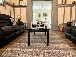 The Aquarium Chateau - With Private Yard & Parking, Near Falls, Casino