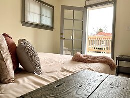 The Aquarium Chateau - With Private Yard & Parking, Near Falls, Casino