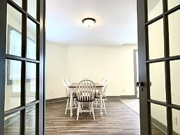 The Aquarium Chateau - With Private Yard & Parking, Near Falls, Casino